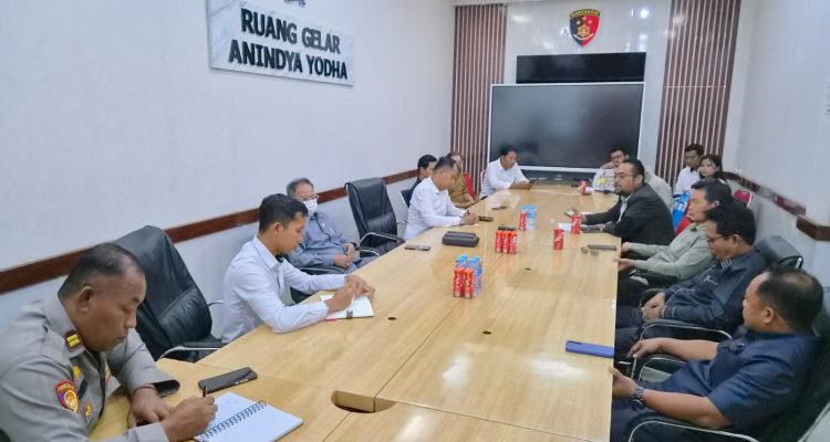 Anggota DPRD Kutai Timur melakukan koordinasi dengan Polres terkait permasalahan sengketa lahan yang kerap terjadi. (Ist)