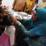 Ketua Tim Pembina Posyandu Kutim Siti Robiah memantau pelayanan di Posyandu Sekar Kedaton, Jalan Sulawesi, Sangatta, Selasa (11/8). Monitoring dilakukan untuk melihat penerapan Integrasi Layanan Primer (ILP) yang kini mencakup seluruh kelompok usia. (Ist)