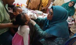 Ketua Tim Pembina Posyandu Kutim Siti Robiah memantau pelayanan di Posyandu Sekar Kedaton, Jalan Sulawesi, Sangatta, Selasa (11/8). Monitoring dilakukan untuk melihat penerapan Integrasi Layanan Primer (ILP) yang kini mencakup seluruh kelompok usia. (Ist)