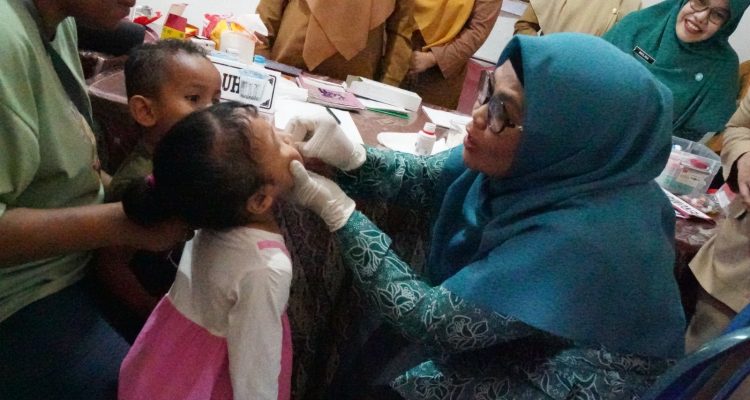 Ketua Tim Pembina Posyandu Kutim Siti Robiah memantau pelayanan di Posyandu Sekar Kedaton, Jalan Sulawesi, Sangatta, Selasa (11/8). Monitoring dilakukan untuk melihat penerapan Integrasi Layanan Primer (ILP) yang kini mencakup seluruh kelompok usia. (Ist)