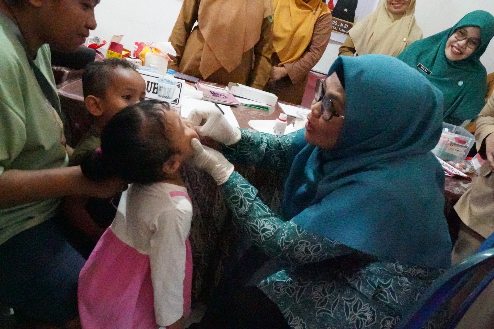 Ketua Tim Pembina Posyandu Kutim Siti Robiah memantau pelayanan di Posyandu Sekar Kedaton, Jalan Sulawesi, Sangatta, Selasa (11/8). Monitoring dilakukan untuk melihat penerapan Integrasi Layanan Primer (ILP) yang kini mencakup seluruh kelompok usia. (Ist)
