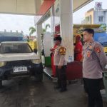 Personel Polsek Sangatta Utara melakukan pengawasan pengisian BBM dan pengecekan barcode serta STNK kendaraan di SPBU depan STC Sangatta, Senin (10/8). (Ist)