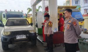 IMG-20260811-WA0046 Personel Polsek Sangatta Utara melakukan pengawasan pengisian BBM dan pengecekan barcode serta STNK kendaraan di SPBU depan STC Sangatta, Senin (10/8). (Ist)