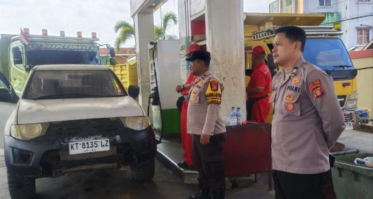 Personel Polsek Sangatta Utara melakukan pengawasan pengisian BBM dan pengecekan barcode serta STNK kendaraan di SPBU depan STC Sangatta, Senin (10/8). (Ist)
