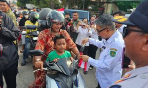IMG-20260812-WA0042 Bupati Kutim, Ardiansyah Sulaiman bagikan bendera ke pengguna jalan. (Ist)