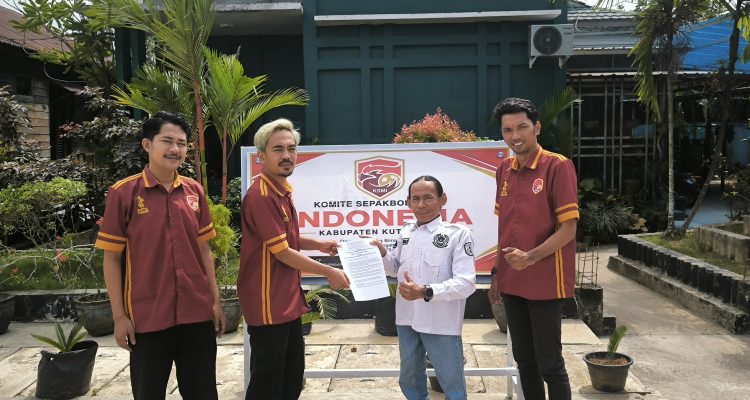 Pengurus KONI Kutim mengecek kesiapan sekretariat KSMI dalam proses verifikasi sebagai cabor baru di Kelurahan Teluk Lingga, Sangatta Utara, Rabu (12/8). (Ist)