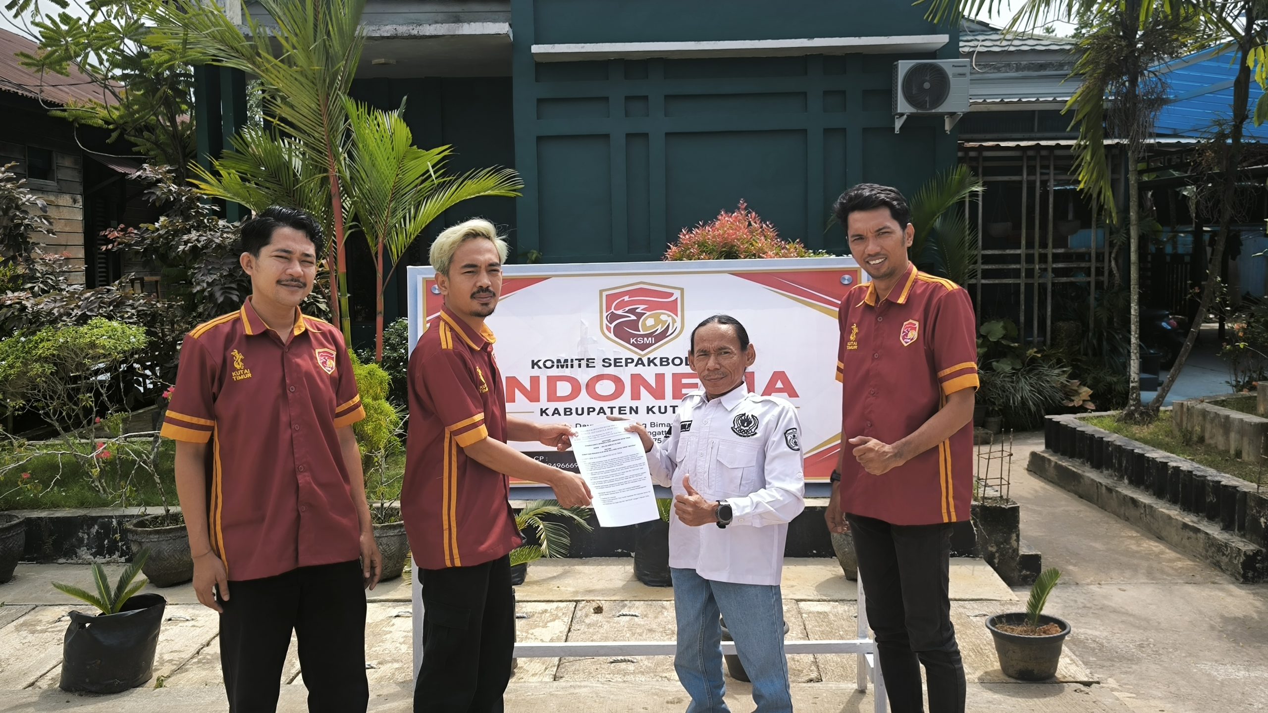 Pengurus KONI Kutim mengecek kesiapan sekretariat KSMI dalam proses verifikasi sebagai cabor baru di Kelurahan Teluk Lingga, Sangatta Utara, Rabu (12/8). (Ist)