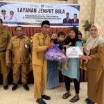 DPPKB Kutim bersama pemerintah kecamatan menyerahkan bantuan makanan tambahan kepada keluarga berisiko stunting dalam layanan jemput bola di BPU Kantor Camat Sangkulirang, Selasa (11/8). (Ist)