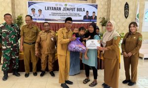 IMG-20260812-WA0127 DPPKB Kutim bersama pemerintah kecamatan menyerahkan bantuan makanan tambahan kepada keluarga berisiko stunting dalam layanan jemput bola di BPU Kantor Camat Sangkulirang, Selasa (11/8). (Ist)