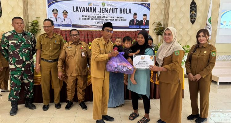 DPPKB Kutim bersama pemerintah kecamatan menyerahkan bantuan makanan tambahan kepada keluarga berisiko stunting dalam layanan jemput bola di BPU Kantor Camat Sangkulirang, Selasa (11/8). (Ist)