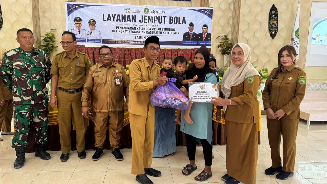 DPPKB Kutim bersama pemerintah kecamatan menyerahkan bantuan makanan tambahan kepada keluarga berisiko stunting dalam layanan jemput bola di BPU Kantor Camat Sangkulirang, Selasa (11/8). (Ist)