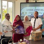 DPPKB Kutim menyerahkan bantuan makanan tambahan kepada keluarga berisiko stunting dalam layanan jemput bola di Kantor Camat Kaliorang, Rabu (12/8). (Ist)