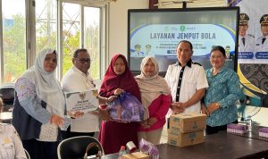 IMG-20260812-WA0135 DPPKB Kutim menyerahkan bantuan makanan tambahan kepada keluarga berisiko stunting dalam layanan jemput bola di Kantor Camat Kaliorang, Rabu (12/8). (Ist)