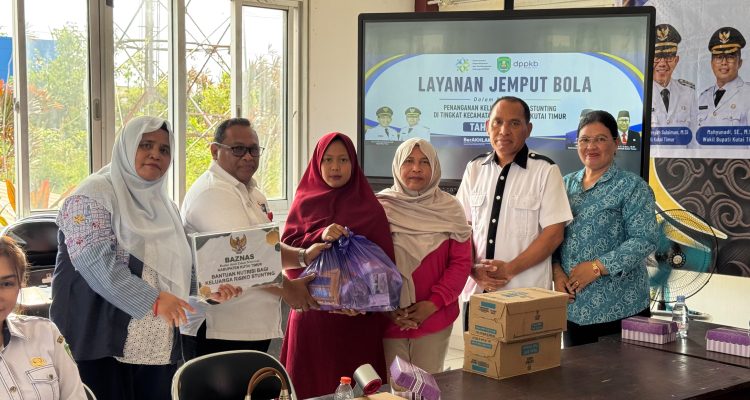 DPPKB Kutim menyerahkan bantuan makanan tambahan kepada keluarga berisiko stunting dalam layanan jemput bola di Kantor Camat Kaliorang, Rabu (12/8). (Ist)