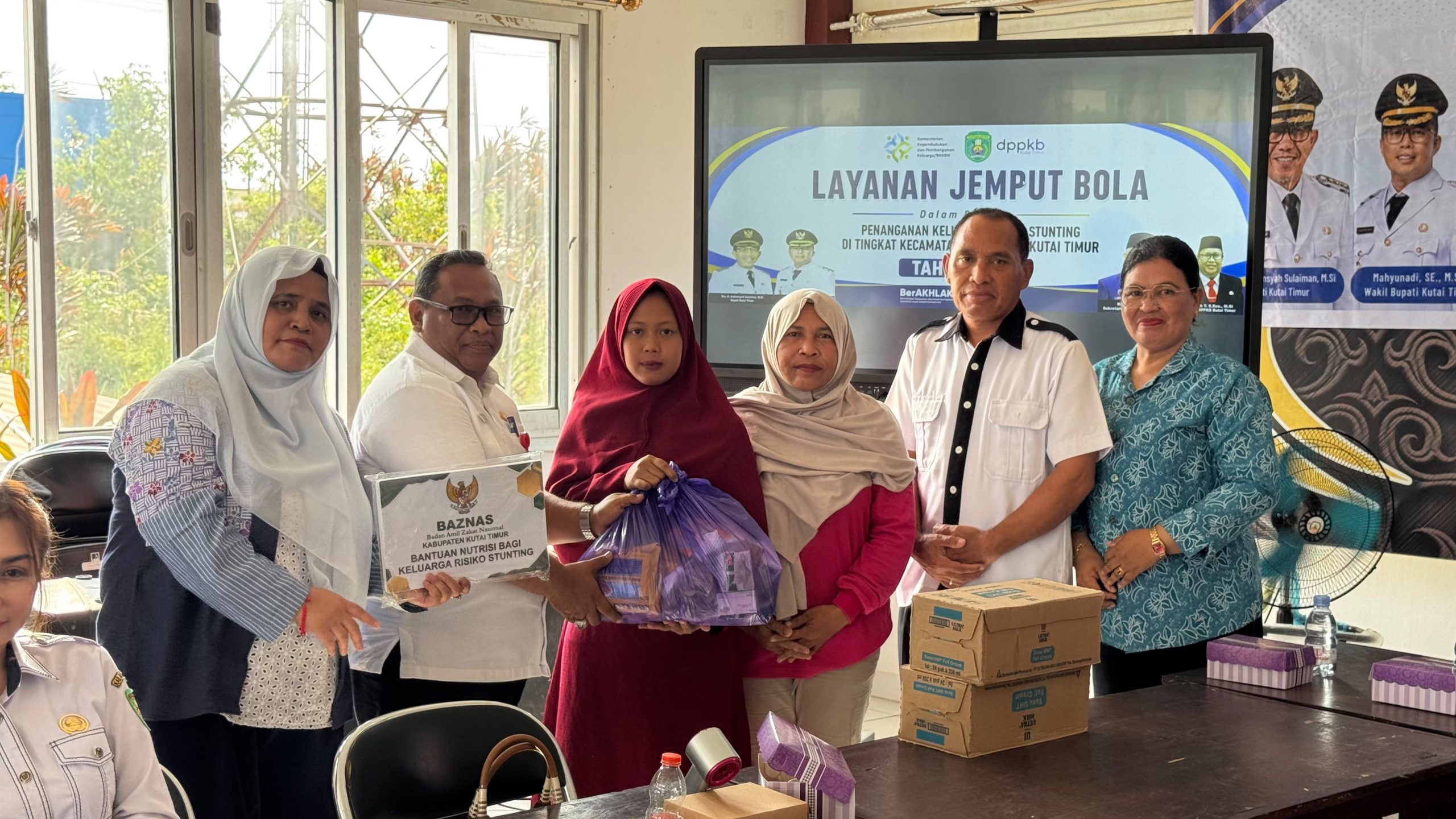 DPPKB Kutim menyerahkan bantuan makanan tambahan kepada keluarga berisiko stunting dalam layanan jemput bola di Kantor Camat Kaliorang, Rabu (12/8). (Ist)