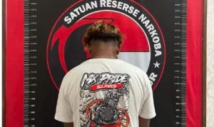 IMG-20260813-WA0087 Tersangka AT diamankan personel Satresnarkoba Polres Kutai Timur setelah diduga terlibat transaksi sabu di kawasan Sangatta Selatan, Kamis (13/8). (Ist)