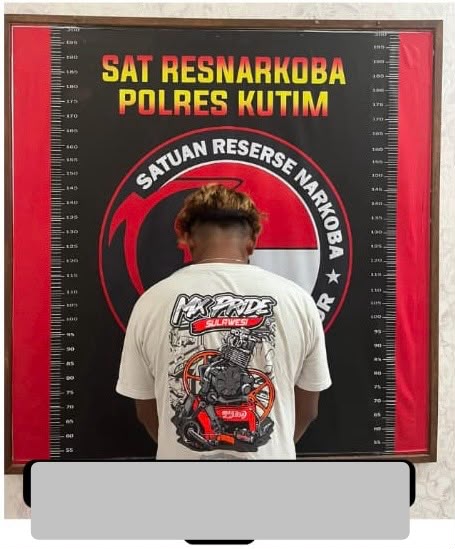 Tersangka AT diamankan personel Satresnarkoba Polres Kutai Timur setelah diduga terlibat transaksi sabu di kawasan Sangatta Selatan, Kamis (13/8). (Ist)
