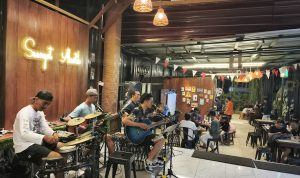 IMG_20260808_230430_220 Salah satu Band musik di Kecamatan Muara Wahau tampil di kafe. (Dok. Gemparkutim)
