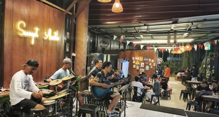 Salah satu Band musik di Kecamatan Muara Wahau tampil di kafe. (Dok. Gemparkutim)