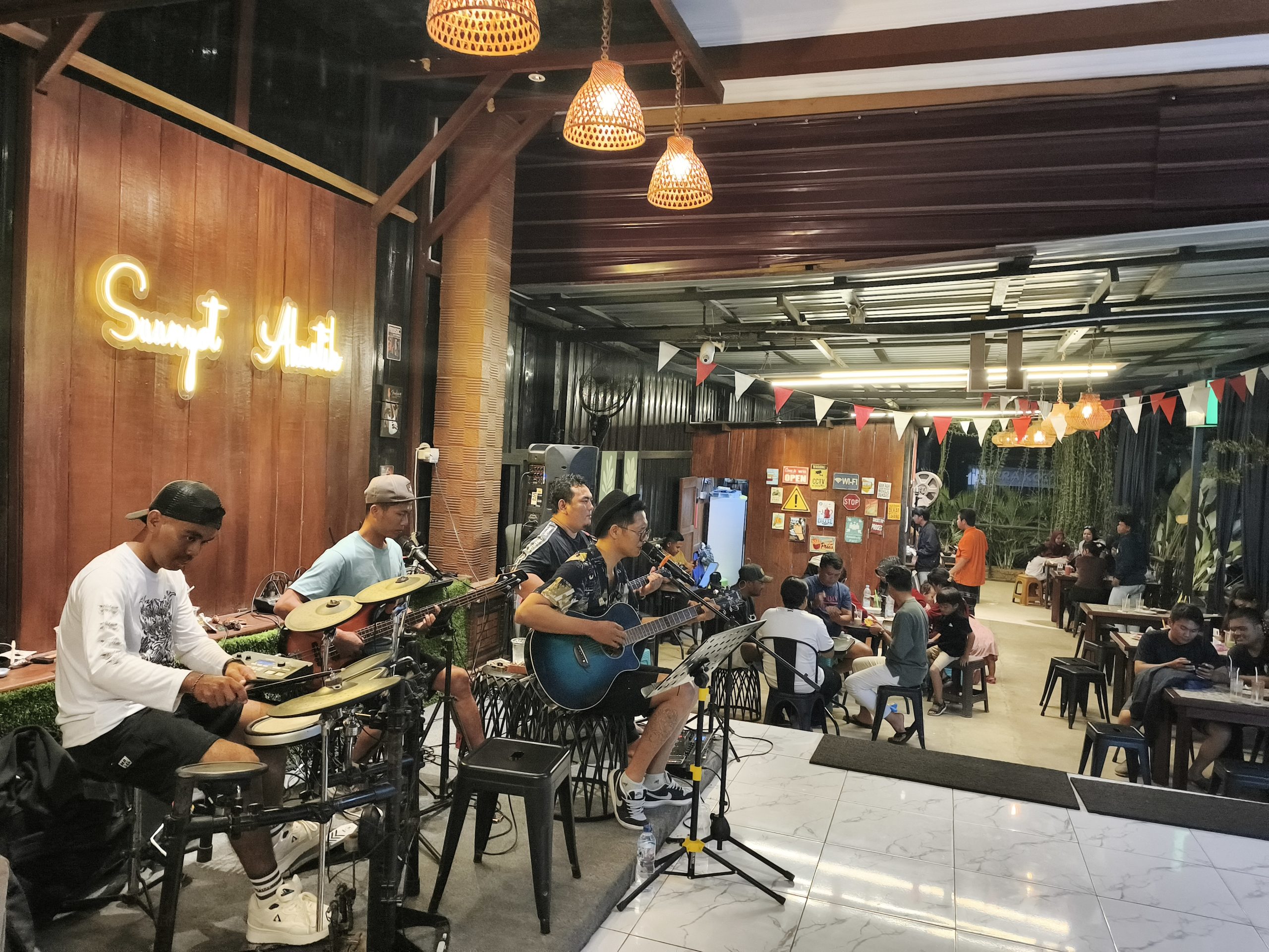 Salah satu Band musik di Kecamatan Muara Wahau tampil di kafe. (Dok. Gemparkutim)
