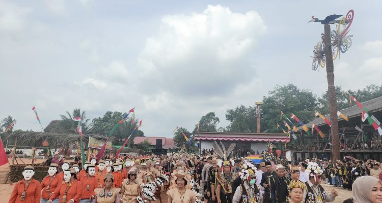 Pembukaan Festival Budaya Ufah kembali digelar masyarakat Dayak Kayan di Desa Miau Baru, Kecamatan Kongbeng, Kutai Timur (Kutim), Minggu (9/8). (Dok. Gemparkutim)