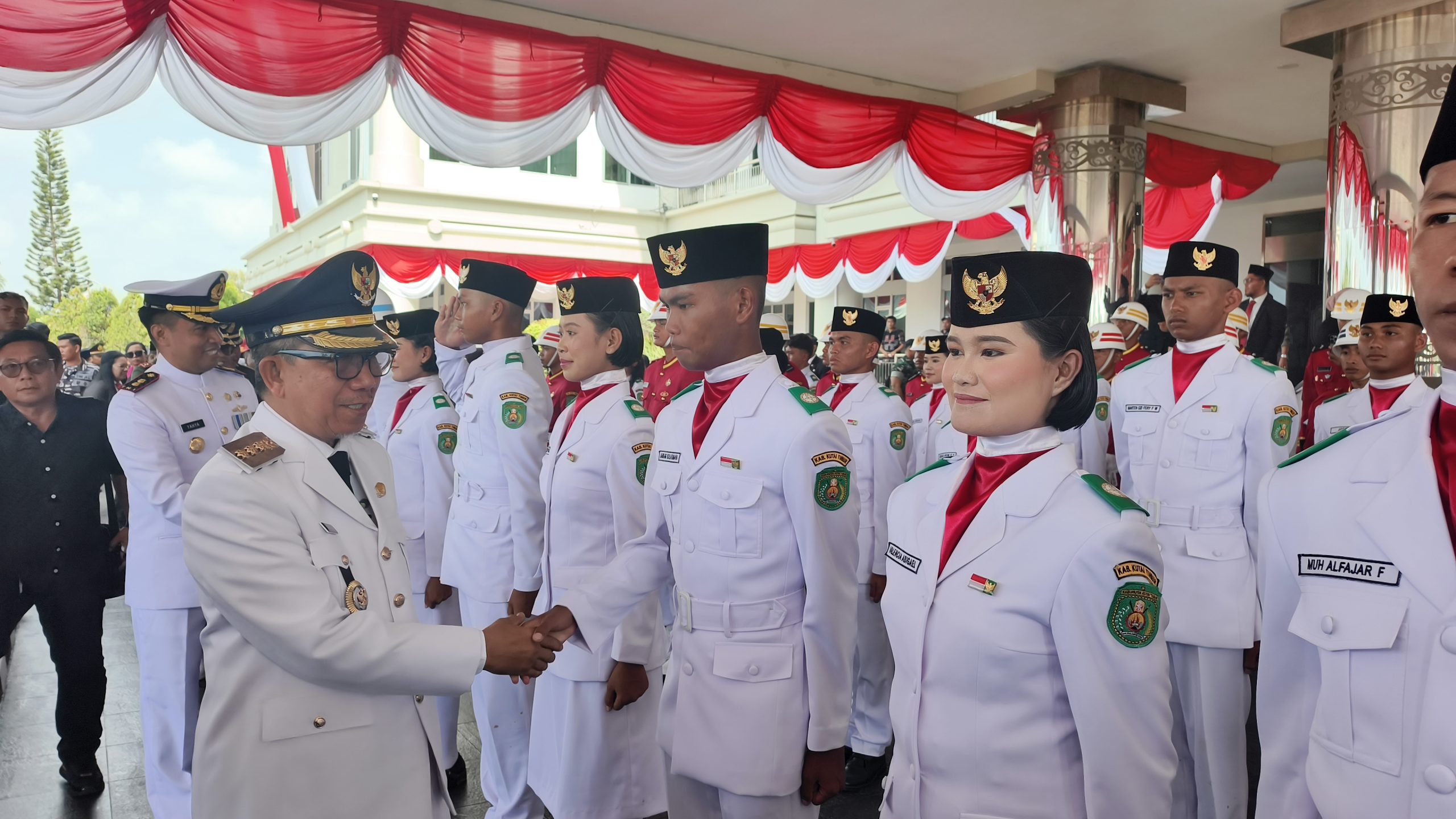 Paskibraka Kutim usai melakukan tugas pengibaran pada upacara HUT Ke-81 Kemerdekaan RI di Halaman Kantor Bupati, Senin (17/8/2026). (Dok. GK8)