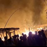 Petugas pemadam berjibaku menangani kebakaran yang menghanguskan 14 rumah warga di Desa Muara Bengkal Ulu, Kecamatan Muara Bengkal, Minggu (16/8) dini hari. (Istimewa)