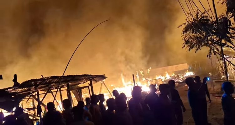 Petugas pemadam berjibaku menangani kebakaran yang menghanguskan 14 rumah warga di Desa Muara Bengkal Ulu, Kecamatan Muara Bengkal, Minggu (16/8) dini hari. (Istimewa)