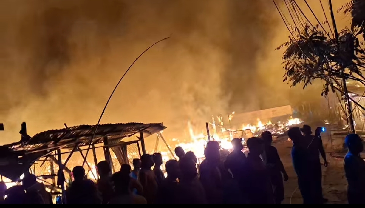 Petugas pemadam berjibaku menangani kebakaran yang menghanguskan 14 rumah warga di Desa Muara Bengkal Ulu, Kecamatan Muara Bengkal, Minggu (16/8) dini hari. (Istimewa)